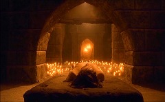『デモンズ' 3』 1989　約1時間25分：尖頭アーチの一角、地下(?)＋奥の床に蠟燭群
