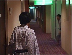 『学校の怪談　春のたたりスペシャル』第四話「呪われた課外授業」 1999　約1時間14分：ホテルの廊下