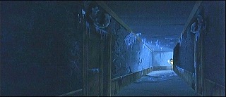『空飛ぶゆうれい船』 1969　約8分：岬の幽霊屋敷　二階廊下