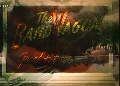 『バンド・ワゴン』 1953 約1時間11分;劇場、右端の入口扉上の掲示板+もや 『バンド・ワゴン』 1953 約1時間11分;劇場、右端の入口扉上の掲示板+もや