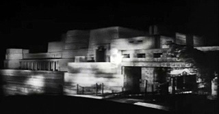 『地獄へつゞく部屋』 1959　約1分：屋敷の外観＝フランク・ロイド・ライト《エニス・ハウス》(1924)