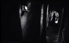 『恐怖　ブランチヴィル（ブランシュヴィル）の怪物』 1963　約16分：塔の階段、上から
