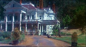『家』 1976　約1分：屋敷の外観＝ダンスミュア邸