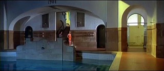 『サスペリア』 1977　約57分：屋内プール