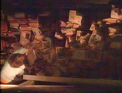 『ハードカバー／黒衣の使者』 1989　約1時間21分：古書店の階段、雪崩落ちる本の山を真上から