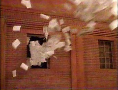 『ハードカバー／黒衣の使者』 1989　約1時間25分：古書店の二階の窓から飛び散る本のページ