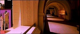 『レリック』 1997　約40分：吹抜広間に面した回廊