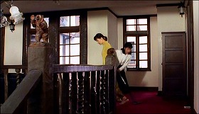 『柘榴館』 1997　約17分；階段を上がった先の二階廊下