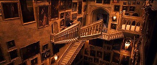 『ハリー・ポッターと賢者の石』 2001　約1時間1分：階段広間、勝手に動く階段