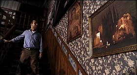 『ベビー・ルーム』 2006　約56分：「もう一つの家」の階段室、右にベックリーン《死の島》(1880)、その左少し上にブレイク《獣たちに名前をつけるアダム》(1810)
