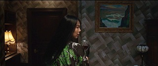 『お嬢さん』 2016　約1時間59分：日本のホテルの一室、藤島武二《大王岬に打ち寄せる怒濤》の複製