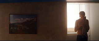『エクス・マキナ』 2014　約57分：来訪者の寝室、左の壁に風景画