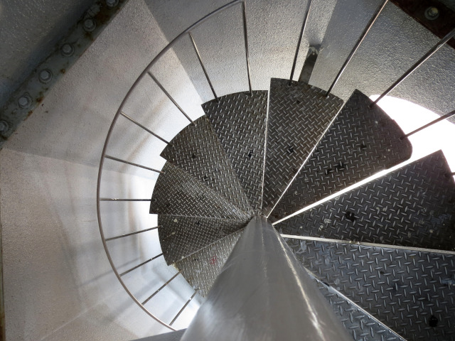 津の階段など　2013/04/14(3)　マリーナ河芸親水公園、展望台内の螺旋階段