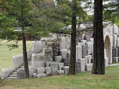 安濃中央総合公園、石の城壁(2013/04/20)