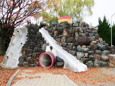 桑名、伝馬公園　築山遊具：北東側 (2022/11/22)
