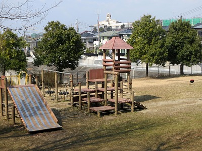 南が丘野鳥公園、滑り台と複合遊具(2013/03/05)