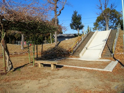 白塚団地北公園、滑り台と砂場(2022/02/09)