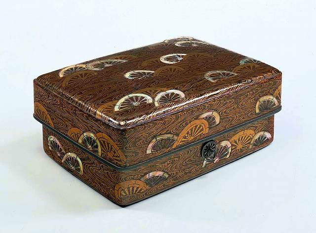 《片輪車蒔絵螺鈿手箱》平安時代、12世紀