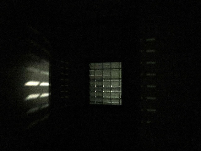 夜の窓の桟