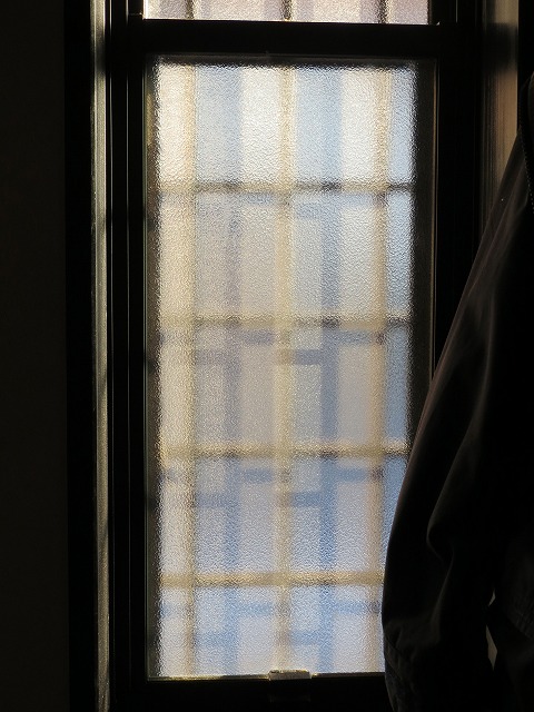 階段ではなく、ずれた窓格子の影