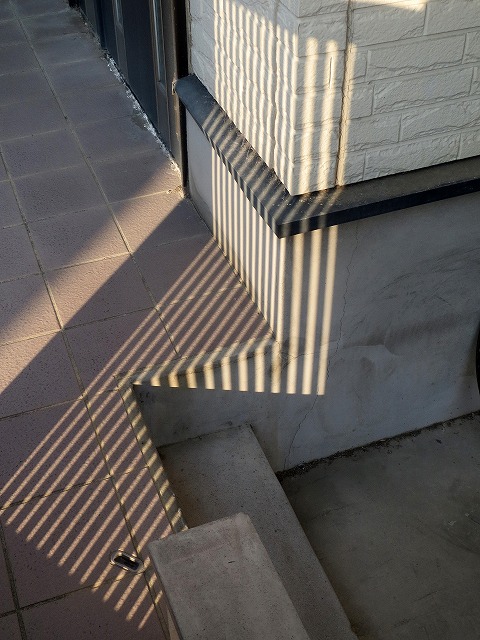 扉の格子の影と階段(2)