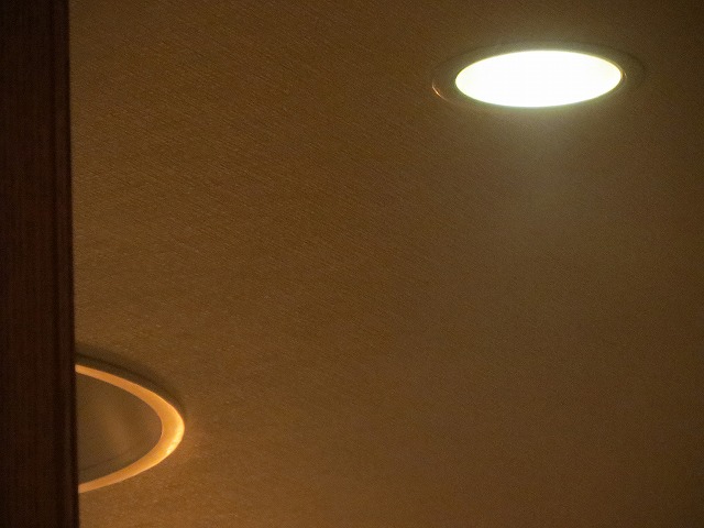 鏡に映った天井燈