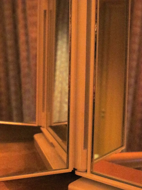 戸棚の鏡