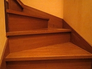 階段の曲がり角、下から