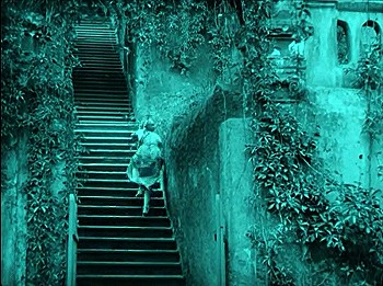 『プラーグの大学生』 1913　約31分：階段を駈けあがる娘