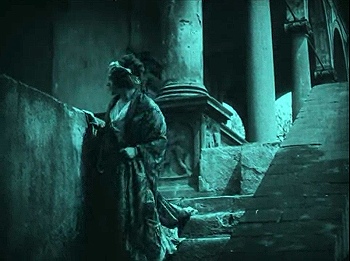 『プラーグの大学生』 1913　約42分：階段を降りる令嬢