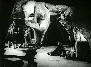 『巨人ゴーレム』 1920、約2分：ラビの家の2階広間
