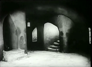 『巨人ゴーレム』 1920、約21分：玄関広間
