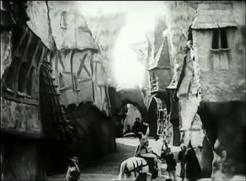 『巨人ゴーレム』 1920、約26分：街路、右手前がラビの家