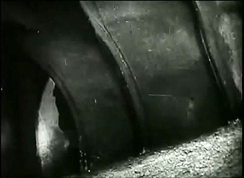 『巨人ゴーレム』 1920、約28分：地下室からの斜面