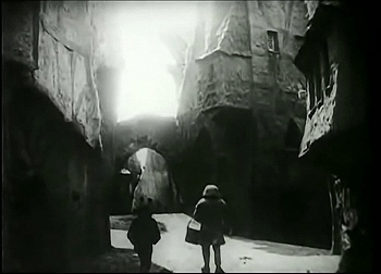 『巨人ゴーレム』 1920、約47分：街路