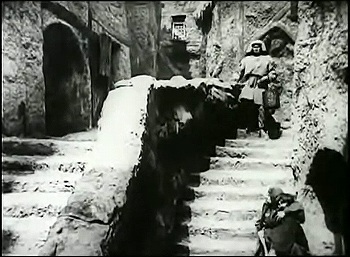 『巨人ゴーレム』 1920、約47分：階段のある街路