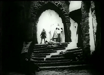『巨人ゴーレム』 1920、約1時間27分：階段の上に立つゴーレム