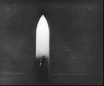 『死滅の谷』 1921、約24分：プロローグ、壁に開いた開口部と階段