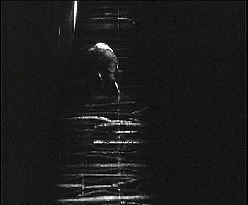 『死滅の谷』 1921、約33分：第1話、屋上への階段