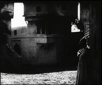 『死滅の谷』 1921、約36分：第1話、街角