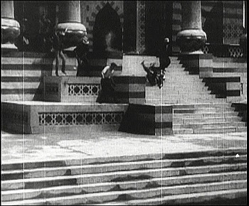 『死滅の谷』 1921、約41分：第1話、宮殿正面の大階段