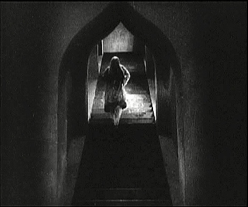『死滅の谷』 1921、約43分：第1話、別の階段
