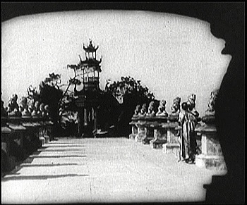 『死滅の谷』 1921、約1時間15分：第3話、道の先のパゴダ