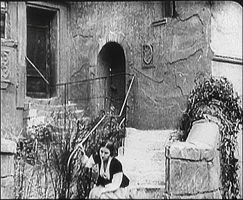 『死滅の谷』 1921、約1時間28分：エピローグ、病院入口の階段