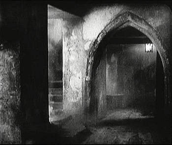『死滅の谷』 1921、約1時間31分：エピローグ、病院2階廊下