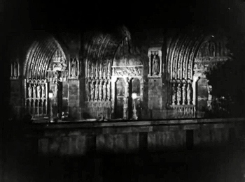 『オペラの怪人』1925　約1時間40分：ノートル=ダム聖堂前