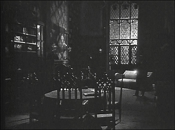 『猫とカナリヤ』 1927　約44分：灯りの消えた書斎