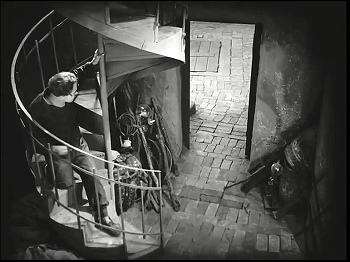 『メトロポリス』 1927、約1時間19分：科学者邸、地下へ降りる螺旋階段