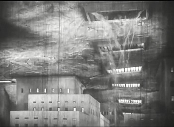 『メトロポリス』 1927、約1時間59分：地下の集合住宅、決壊する天井