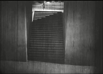 『メトロポリス』 1927、約2時間12分：ビルとビルの間の階段、俯瞰